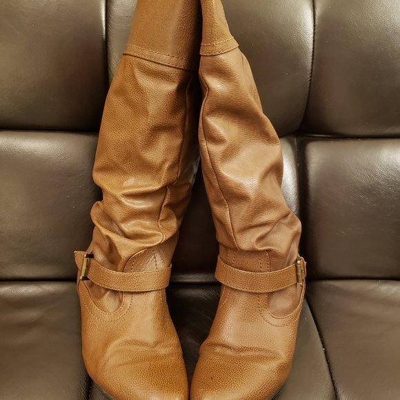 Boots - Picture 3 of 4